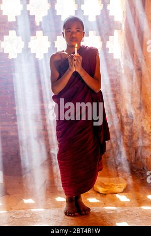 Ein buddhistischer Mönch in EINEM Tempel in Bagan, Mandalay Region, Myanmar. Stockfoto