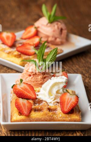 Belgische Waffeln mit Erdbeeren auf weißem Stockfoto