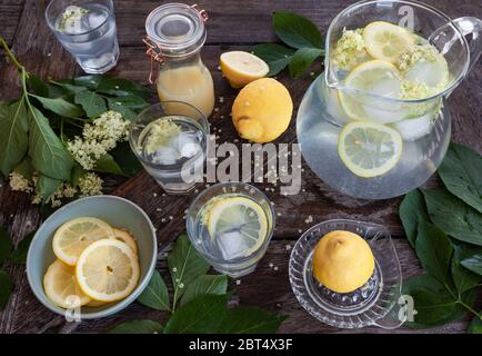 Hausgemachte Limonade mit holunderblüten Sirup und Zitronenscheiben Stockfoto