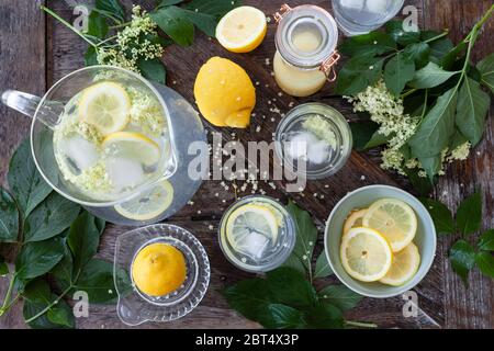 Hausgemachte Limonade mit holunderblüten Sirup und Zitronenscheiben Stockfoto