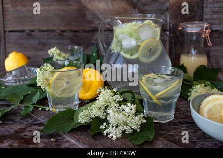 Hausgemachte Limonade mit holunderblüten Sirup und Zitronenscheiben Stockfoto