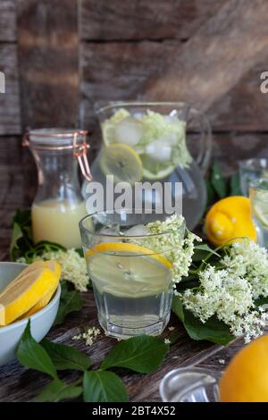 Hausgemachte Limonade mit holunderblüten Sirup und Zitronenscheiben Stockfoto