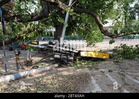 Kalkutta, Indien. Mai 2020. Ein Verkehrssignal wurde über die Straße gebrochen, nachdem der Super-Wirbelsturm 'Amphan' bengalen überfahren hatte. Mindestens 72 Menschen sind in Westbengalen an den Folgen des Wirbelsturms Amphan gestorben, wie die lokalen Medien berichteten. Die Regenfälle und die starken Winde verursachten massive Schäden an den Ernten und der Infrastruktur. Internet-Konnektivität und Energie blieb Herausforderung nach dem Zyklon. (Foto von Satyajit Shaw/Pacific Press) Quelle: Pacific Press Agency/Alamy Live News Stockfoto