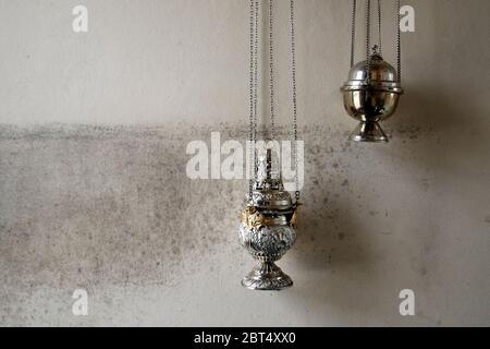 Thurible oder zensiert liturgischen Objekt der katholischen Zeremonie an der Wand hängen Stockfoto