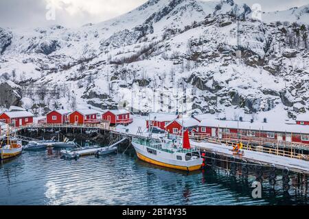 Boote im Hafen, Nusfjord, Flakstadoya, Flakstad, Lofoten, Nordland, Norwegen Stockfoto