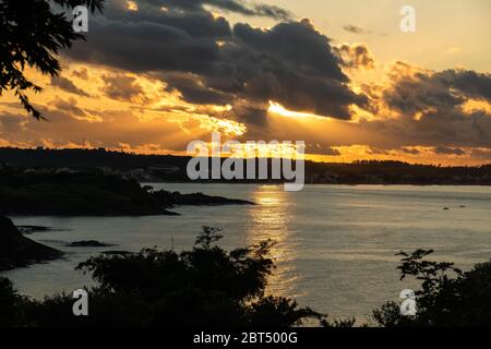 Farbenfroher Sonnenaufgang in Anchieta, Bundesstaat Espirito Santo, Brasilien Stockfoto