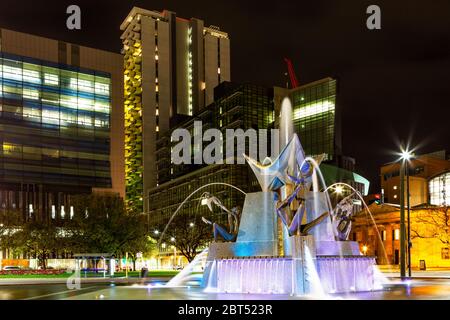 Eine Nachtaufnahme des Springbrunnens der drei Flüsse am Victoria Square Adelaide South Australia am 21. Mai 2020 Stockfoto