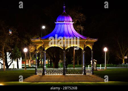 Eine Nachtaufnahme der Elder Park Rotunda in Adelaide South Australia am 21. Mai 2020 Stockfoto