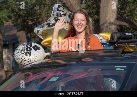 Austin, Texas, USA. Mai 2020. Absolventen der Highschool in Austin, Texas, halten eine Auto-Parade im alten Viertel Barton Hills ab, während die Bewohner am 22. Mai 2020 Erfolge feiern, als Folge der COVID-19-Pandemie, die das Schuljahr verkürzte. Etwa 30 Absolventen nahmen daran Teil, ohne zu wissen, ob College-Verpflichtungen im Herbst fortgesetzt werden. Kredit: Bob Daemmrich/ZUMA Wire/Alamy Live News Stockfoto