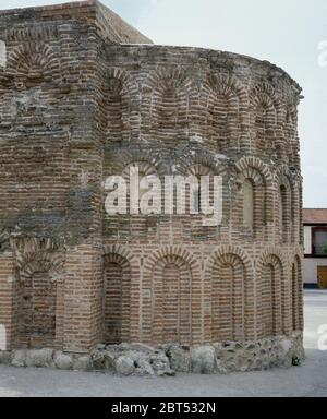 ABSIDE MUDEJAR DE LA ANTIGUA IGLESIA DE LOS MILAGROS SITUADO EN LA PLAZA MAYOR - SIGLO XIII. Standort: MORAVITO. TALAMANCA DEL JARAMA. MADRID. SPANIEN. Stockfoto