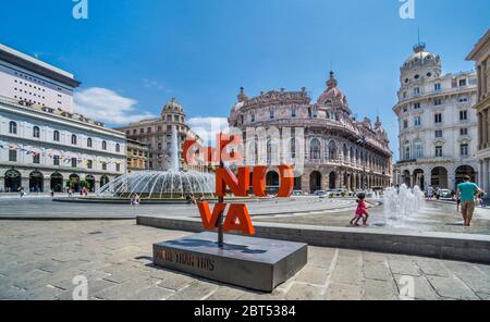 ‘Genova’ Schild an der Piazza De Ferrari im Herzen von Genua, einem Stadtplatz, der für seinen Bronzebrunnen aus den 1930er Jahren und prominente Gebäude und Inastitutions bekannt ist, Stockfoto