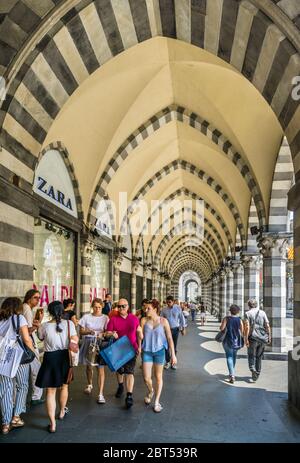 Via XX Settembre, große Arkaden-Shopping und Promenading Straße der Genuesen und gesäumt von repräsentativen Gebäuden aus der Zeit, vor allem einige Stockfoto