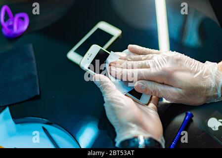 Der Klebeschutz auf dem iphone Stockfoto