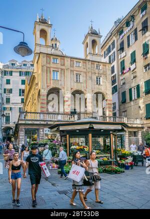 Piazza Banchi ist ein Platz mit Blick auf die Kirche San Pietro in Banchi im Molo Viertel des historischen Zentrums von Genua, Genua, Ligurien, Italien Stockfoto