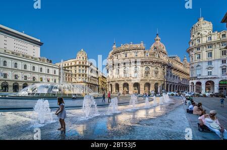 Piazza De Ferrari im Herzen von Genua, einem Stadtplatz, der für seinen Bronzebrunnen aus den 1930er Jahren und seine berühmten Gebäude und Institutionen bekannt ist, Genua, Ligurien, Stockfoto