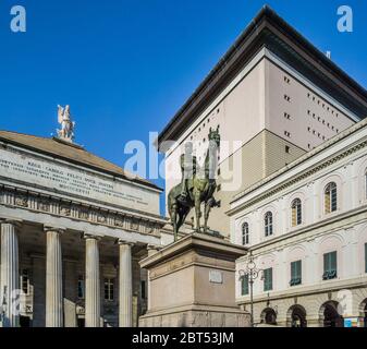 Garibaldi Denkmal am Largo Alessandro Pertini vor der Kulisse des Teatro Carlo Felice Opera House, Genua, Ligurien, Italien Stockfoto