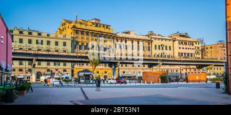 Die Via Aurelia führt über die Hafenpromenade von Genua am Alten Hafen, Porto Antico di Genova, Genua, Ligurien, Italien Stockfoto