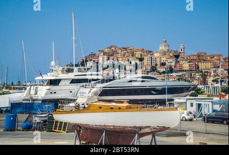 Bootsreparatur am Yachthafen von Imperia Porto Maurizio, Riviera di Ponente, Ligurien, Italien Stockfoto