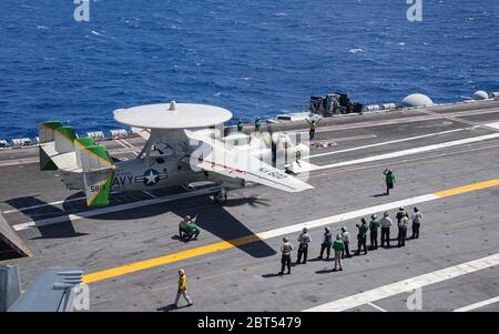 200522-N-LH674-1054 PHILIPPINISCHES MEER (22. Mai 2020) US-Segler an Bord des Flugzeugträgers USS Theodore Roosevelt (CVN 71) bereiten sich darauf vor, vom Flugdeck des Schiffes aus am 22. Mai 2020 eine E-2C Hawkeye zu starten, die den „Liberty Bells“ der Airborne Command and Control Squadron (VAW) 115 zugewiesen wurde. Nach einem ausgedehnten Besuch in Guam inmitten der weltweiten Pandemie COVID-19 führt Theodore Roosevelt während eines Einsatzes im Indo-Pazifik-Raum die Qualifikationen von Spediteur durch. (USA Navy Foto von Mass Communication Specialist Seaman Kaylianna Genier) Stockfoto