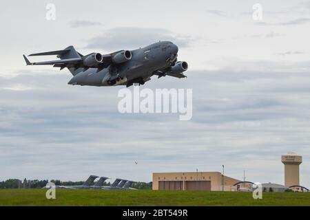 Ein C-17 Flugzeug vom 911. Airlift Wing hebt vom Pittsburgh International Airport ab. Der 911th Airlift Wing ist eine Air Force Reserve Unit in der Nähe von Pittsburgh. (USA Foto der Air National Guard von Senior Master Sgt. Shawn Monk) Stockfoto