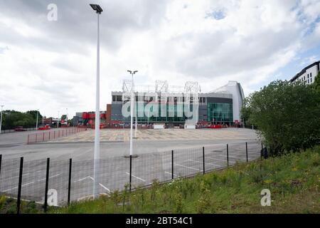 Manchester, Großbritannien. Mai 2020. Das Foto vom 22. Mai 2020 zeigt eine Ansicht des Old Trafford Stadium von Manchester United in Manchester, Großbritannien. Laut BBC sagte Manchester United, dass die Coronavirus-Pandemie sie zunächst 28 Millionen Pfund gekostet hat - und dass die endgültige Zahl weit höher sein wird. Kredit: Jon Super/Xinhua/Alamy Live News Stockfoto