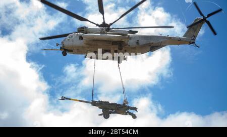 U.S. Marine Corps CH-53E Super Hengst Hubschrauber mit Marine Heavy Helicopter Squadron 463 hebt die M777 Howitzer während einer Hebeübung auf Marine Corps Base Hawaii, 21. Mai 2020. HMH-463 arbeitete mit 1. Bataillon, 12. Marines und Combat Logistics Bataillon 3 zusammen, um die Fähigkeiten und Kampfbereitschaft zu steigern. (USA Marine Corps Foto von CPL. Eric Tso) Stockfoto