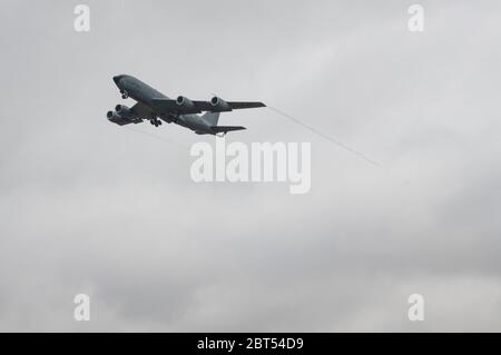 Ein US Air Force KC-135 Stratotanker hebt von der 97. Flugbahn des Air Mobility Wing auf der Altus Air Force Base, Oklahoma, 21. Mai 2020 ab. Zur Vorbereitung auf die Unwetterübung nahmen insgesamt 10 KC-135 Stratotanker,10 C-17 Globemaster IIIs und vier KC-46 Pegasus’ von der Basis ab. (USA Luftwaffe Foto von Staff Sgt. Cody Dowell) Stockfoto