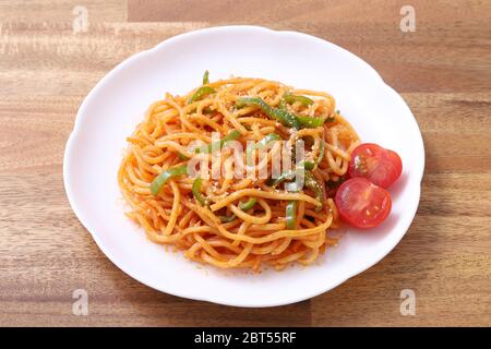 Japanische Naporitan Spaghetti mit Tomatensauce in einem Gericht auf dem Tisch Stockfoto