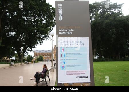 Sydney, Australien. Mai 2020. City of Sydney Covid-19 Richtlinien an der Einfahrt zum Hyde Park. Quelle: Richard Milnes/Alamy Live News Stockfoto