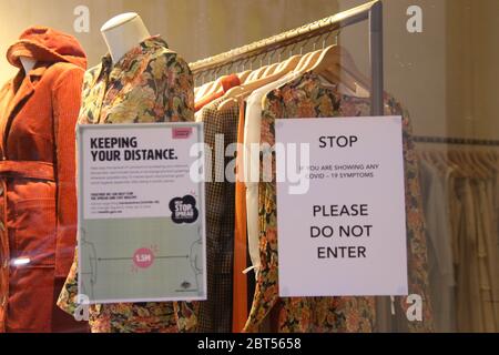 Sydney, Australien. Mai 2020. Schilder in einem Bekleidungsgeschäft Fenster während der Covid-19 Pandemie. Quelle: Richard Milnes/Alamy Live News Stockfoto