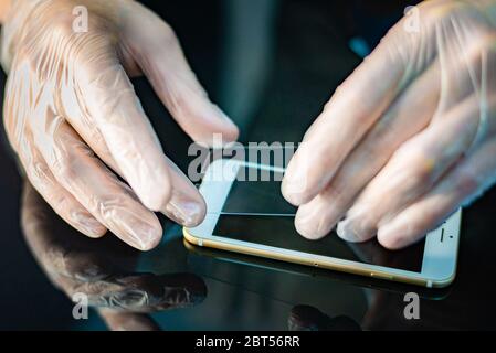 Der Klebeschutz auf dem iphone Stockfoto