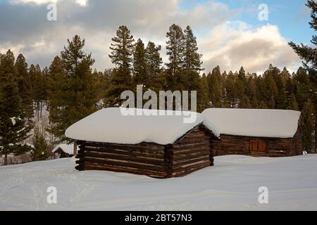 MT00508-00....MONTANA - Historische alte Blockhütten während der Wintermonate in der verlassenen Bergbaustadt Garnett erhalten. Stockfoto