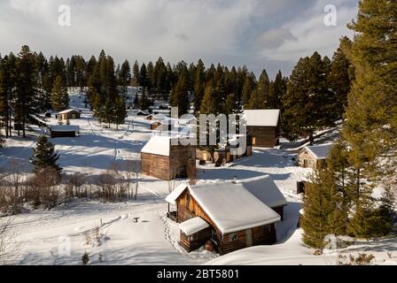 MT00516-00...MONTANA - Winteransicht der erhaltenen Gebäude entlang der Main Street und der kleinen Blockhütten auf dem Hügel vom Garnet-Blick Stockfoto