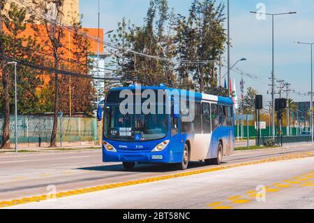 SANTIAGO, CHILE - OKTOBER 2015: Ein Transitago-Bus in Santiago Stockfoto