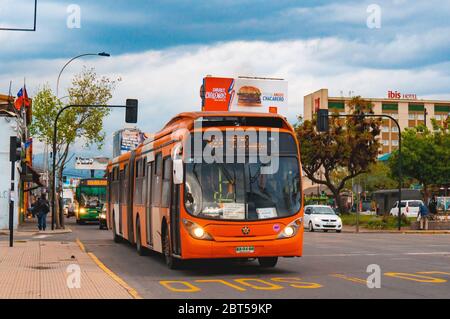 SANTIAGO, CHILE - OKTOBER 2015: Ein Transantiago-Bus in Estación Central Stockfoto