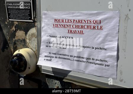 Marseille, Frankreich. Mai 2020. Schild erklärt Eltern, mit Kindern nicht in der Schule, wie man Hausaufgaben während der Corona-Virus-Pandemie zu bekommen.während Schulen sich vorbereiten, schrittweise wieder zu öffnen, verschiedene Präventivmaßnahmen und Vorsichtsmaßnahmen wurden beschlossen, um die Ausbreitung der COVID-19-Krankheit zu verhindern. Quelle: SOPA Images Limited/Alamy Live News Stockfoto