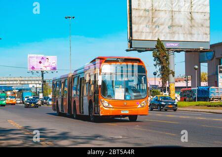 SANTIAGO, CHILE - OKTOBER 2015: Ein Transantiago-Bus in Estación Central Stockfoto