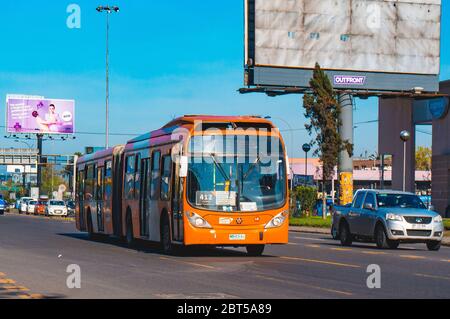 SANTIAGO, CHILE - OKTOBER 2015: Ein Transantiago-Bus in Estación Central Stockfoto