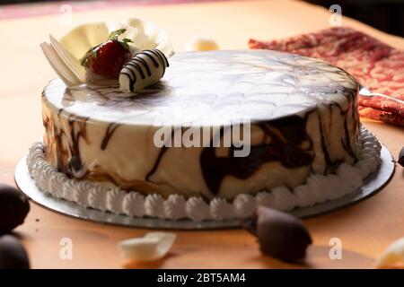 Vanille und Schokolade Mischkuchen mit glasierten Erdbeerauflage, Tortenscheibe, 1kg Kuchen, weißer Lagenkuchen Stockfoto