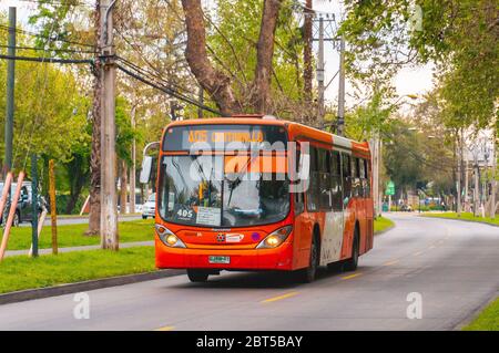 SANTIAGO, CHILE - OKTOBER 2015: Ein Transantiago-Bus in Maipú Stockfoto