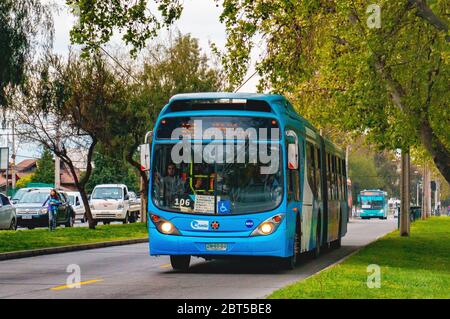 SANTIAGO, CHILE - OKTOBER 2015: Ein Transantiago-Bus in Maipú Stockfoto