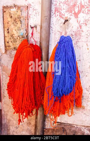 Gefärbte Wolle hängt bis zum Trocknen im Souk, Marrakesch, Marokko Stockfoto