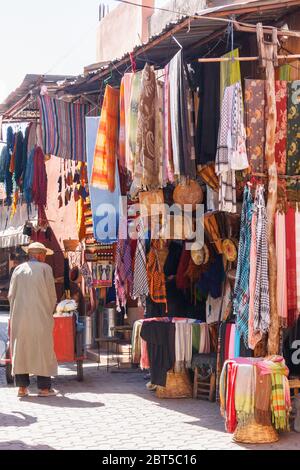 Marrakesch, Marokko - 8. September 2010: Mann beim Einkaufen im Souk. Der Souk hat Hunderte von Geschäften. Stockfoto