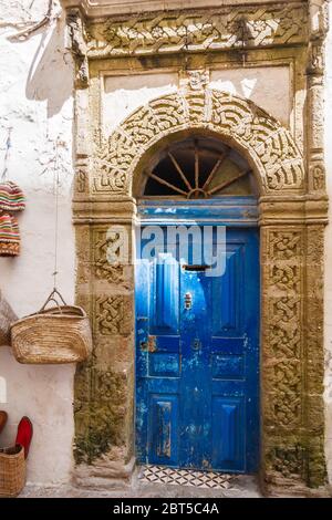 Eingang und alte Tür in Essaouira, Marokko Stockfoto