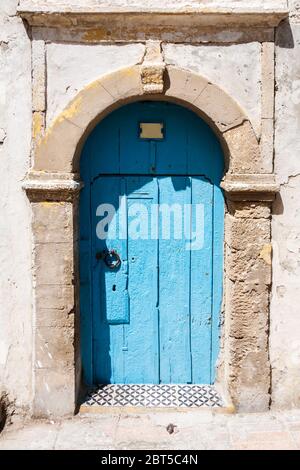 Eingang und alte Tür in Essaouira, Marokko Stockfoto