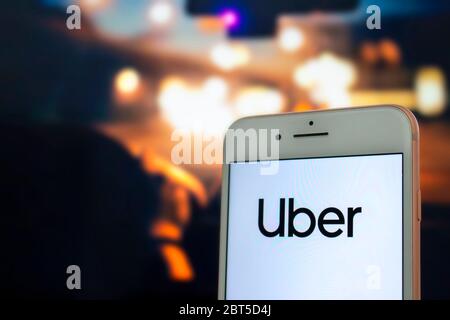 Calgary, Alberta, Kanada. 22.Mai 2020. Ein iPhone Plus, das von einem Passagier mit dem Uber-Logo auf dem Bildschirm gehalten wird Stockfoto