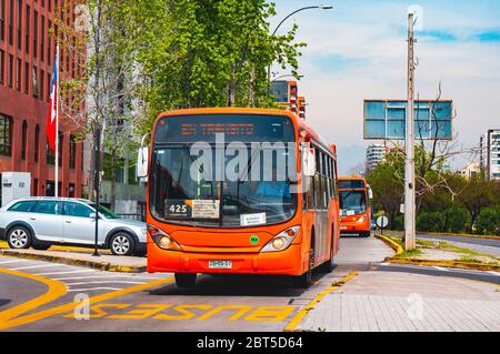 SANTIAGO, CHILE - OKTOBER 2015: Ein Transantiago-Bus in Las Condes Stockfoto