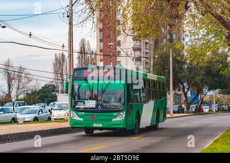 SANTIAGO, CHILE - OKTOBER 2015: Ein Transantiago-Bus in Maipú Stockfoto