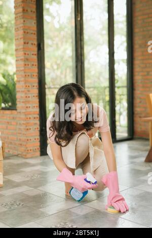 Glückliche junge asiatische Wischen, Frau Stockfoto