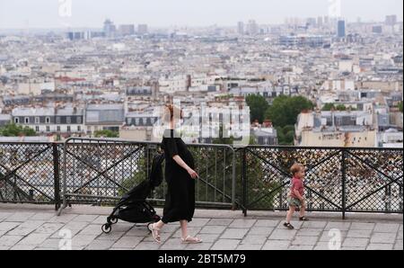 Peking, Frankreich. Mai 2020. Eine Mutter und ihr Kind machen einen Spaziergang am Montmartre in Paris, Frankreich, 22. Mai 2020. Frankreich hat beschlossen, die verzögerte zweite Runde der Bürgermeisterwahlen am 28. Juni zu organisieren, die Premierminister Edouard Philippe am Freitag als "vertretbar" erklärte, wenn sich die COVID-19-Pandemie dagegen wendet. Kredit: Gao Jing/Xinhua/Alamy Live News Stockfoto